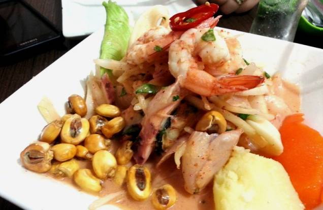Ceviche misto clássico: peixe branco, camarão, lula, polvo, batata-doce, milho e pimenta
