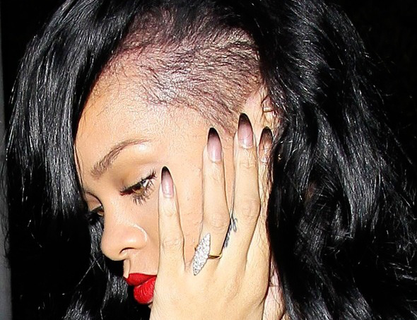 Rihanna e suas unhas pontiagudas