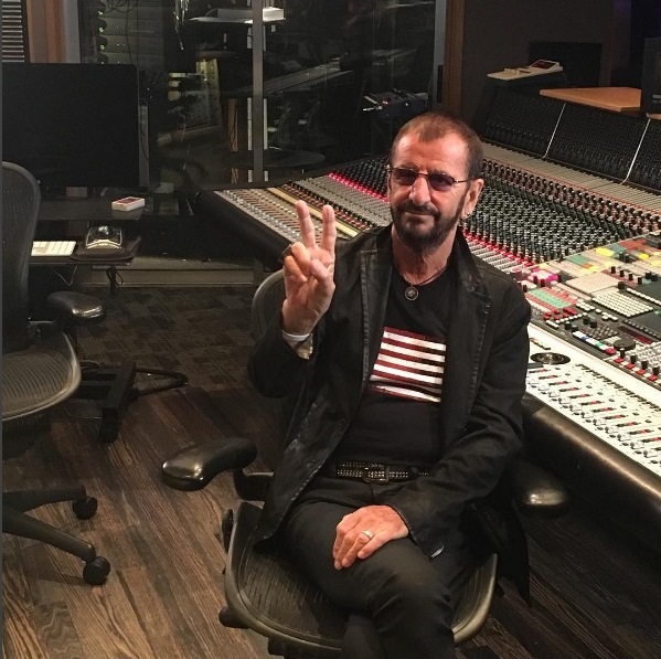 Ringo Starr se torna o primeiro beatle bisavô, aos 76 anos