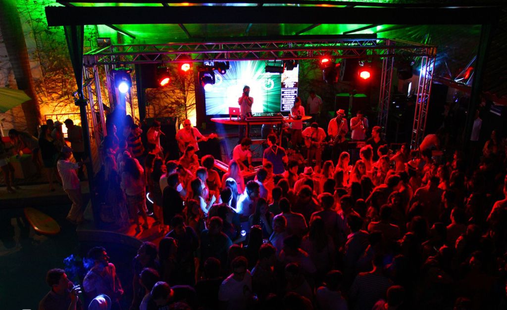 Rio Sunset, que homenageia a cultura carioca, rola neste sábado