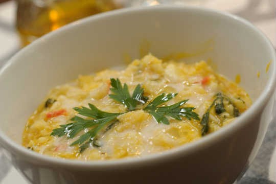 Risoto de camarões com alcachofras