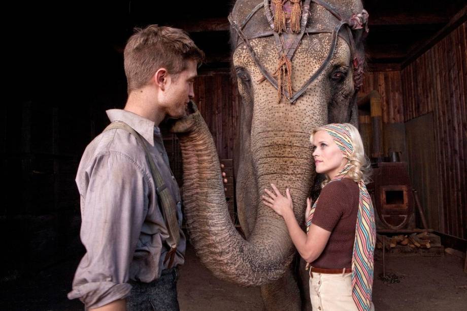 Reese Witherspoon, no papel de uma malabarista, e Robert Pattinson, vive um veterinário: amor proibido