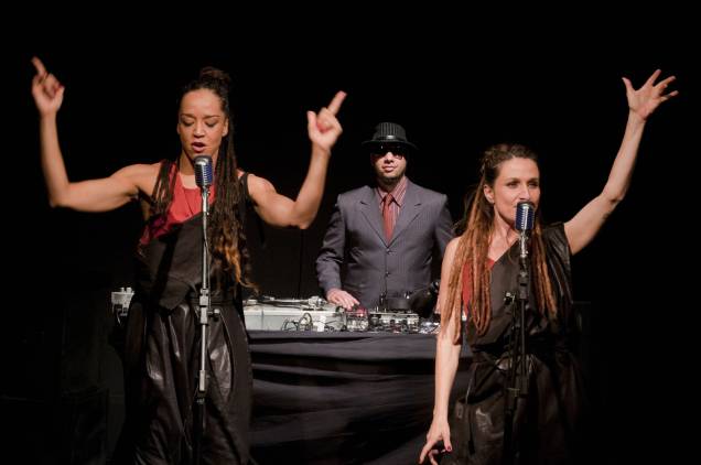Roberta Estrela DAlva, DJ Eugênio Lima e Luaa Gabanini em cena de Antígona Recortada