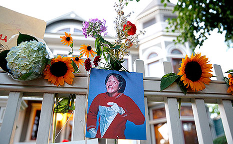 Na casa do seriado Mork & Mindy, os fãs deixaram flores e mensagens. Foto: Marc Piscotty 