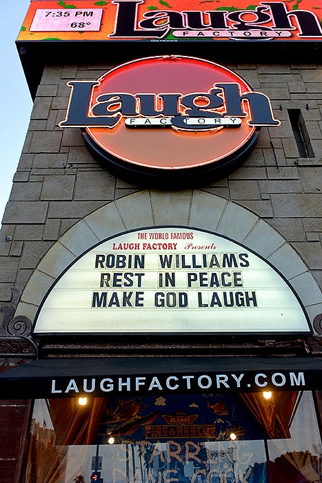 A fachada da Laugh Factory, em Los Angeles, também prestou tributo ao astro. Foto: Kevin Winter. 