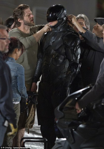 robocop-remake-set-photo-joel-kinnaman-3-421×600