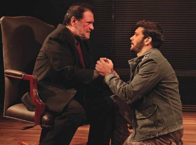 Os atores Luis Melo e Armando Babaioff encenam a tragédia Rockantygona