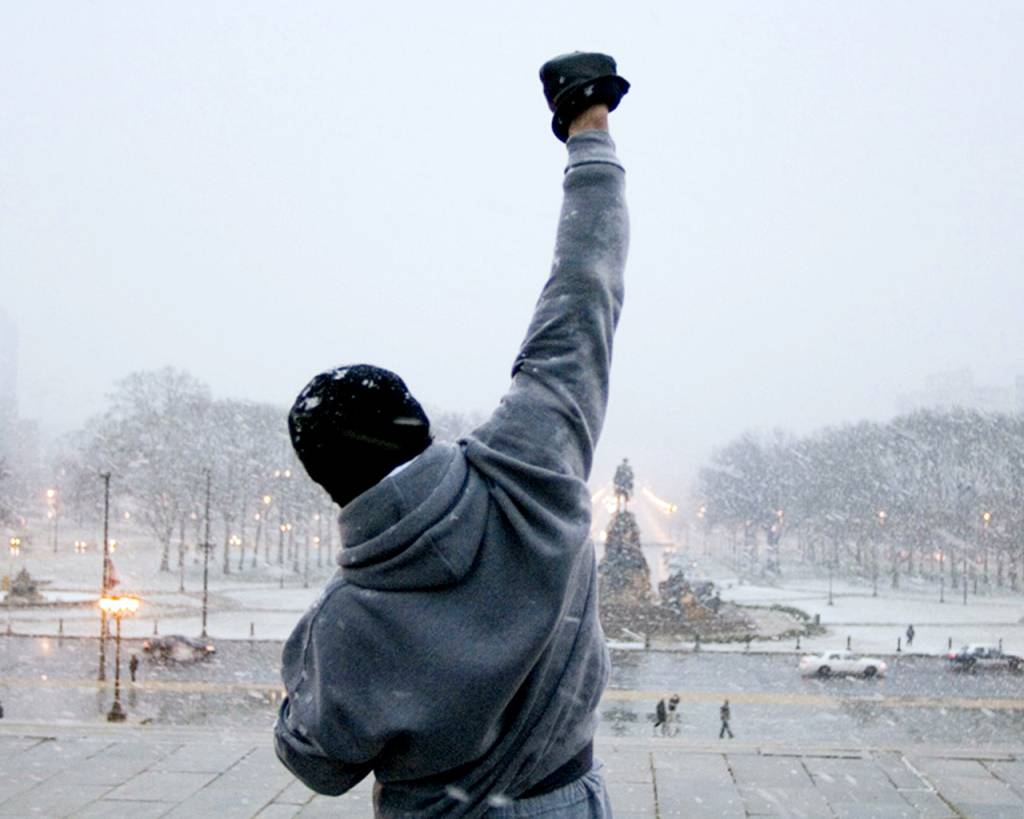 Fãs visitam a escadaria do filme ‘Rocky’ para fazer selfie e encontram Sylvester Stallone