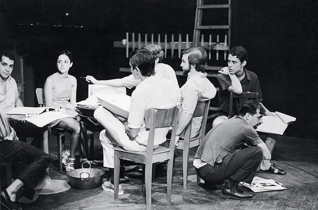 Chico Buarque com Marieta Severo e outros atores durante leitura da peça "Roda Viva"