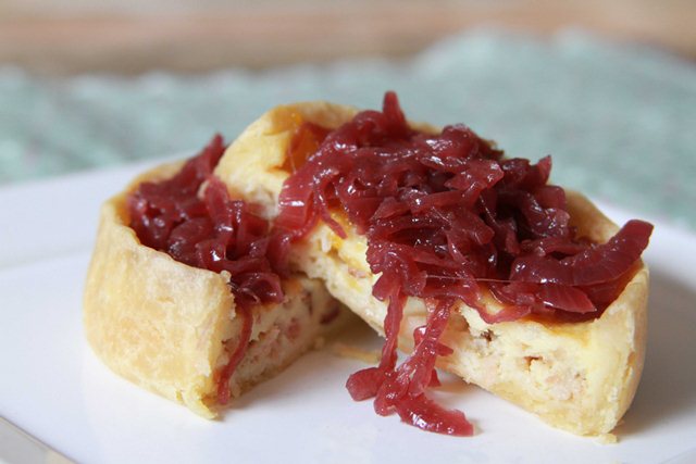 roma-quiche-de-queijo-de-cabra-com-chutney-de-cebola-roxa-e-vinho-baixa.jpeg