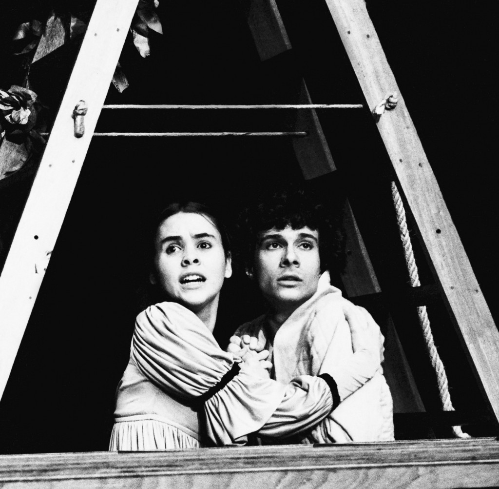 Sob a direção de Antunes Filho, Giulia Gam e Marco Antônio Pâmio em "Romeu e Julieta" (1985) 