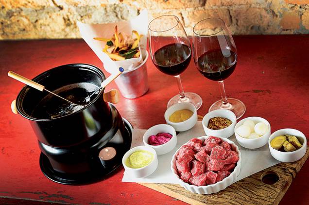 No clima das fondues: a receita de carne do Rouge Bar à Vin