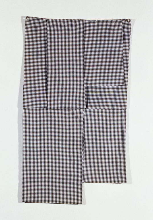 Leonilson também usava tecido em suas obras, como em Roupa de Homem (1992) Leonilson também usava tecido em suas obras, como em Roupa de Homem (1992)