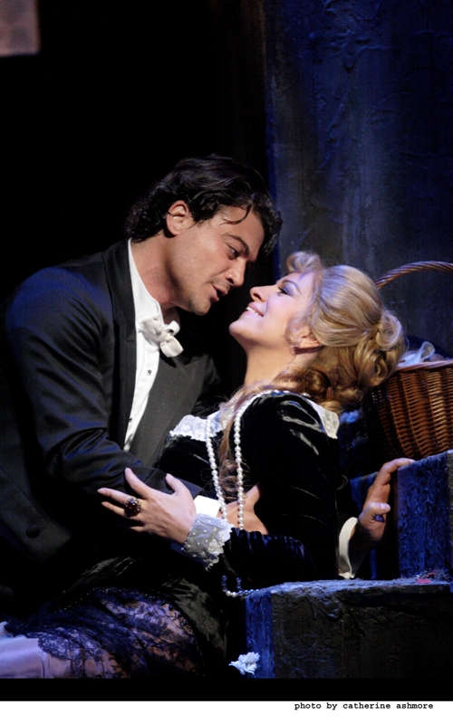 Vittorio Grigolo como Fausto e Angela Gheorghiu como Marguerite: versão do Royal Opera House de Londres