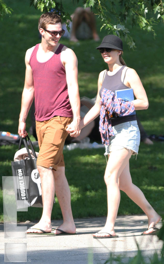 Com o namorado Nicholas Hoult no verão de Montreal (Sultana / Ultrawig / Splash News)