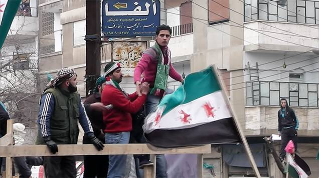 Retorno a Homs: filme registra a trajetória de dois jovens que vão do pacifismo à violência