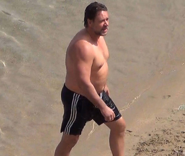 O ator Russel Crowe na praia