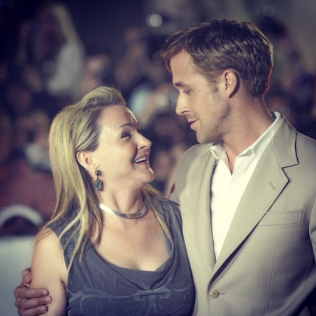 O olhar de cumplicidade entre Ryan Gosling e sua mãe