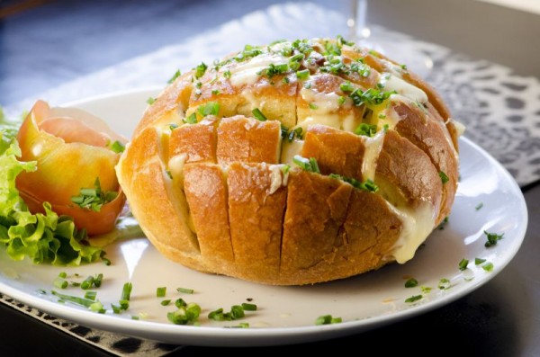 Pão italiano recheado com queijo emmenthal e especiarias. FOTO: Ligia Skowronski