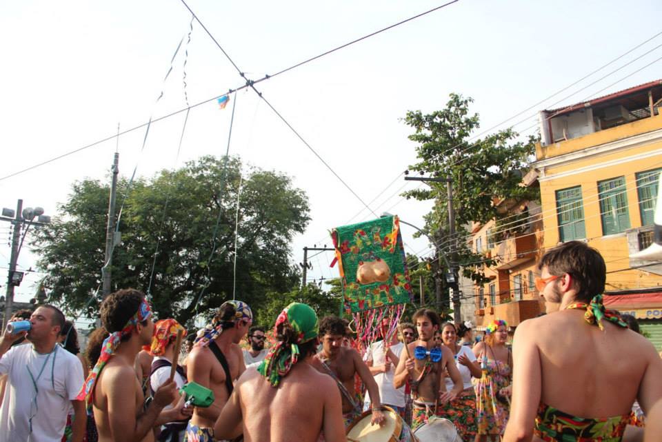 No improviso, bloco Saia de Chita desfila pelas ruas de Perdizes com homens vestido com tecidos floridos (Foto: Reprodução) 