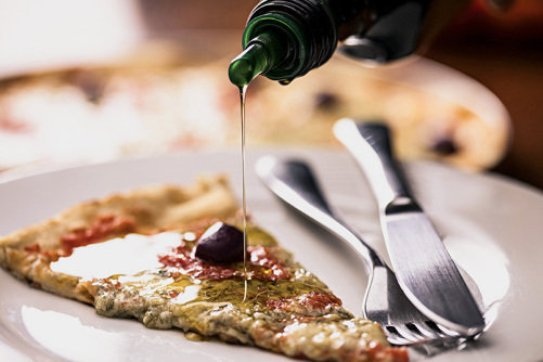 Na massa fina feito biscoito: gorgonzola com azeitona preta (Foto: Ricardo D'Angelo)