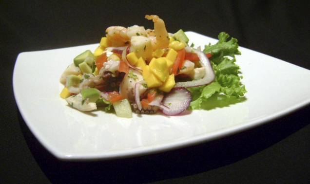 Salada de frutos do mar com manga, no restaurante Terraço Jardins, do Hotel Renaissance