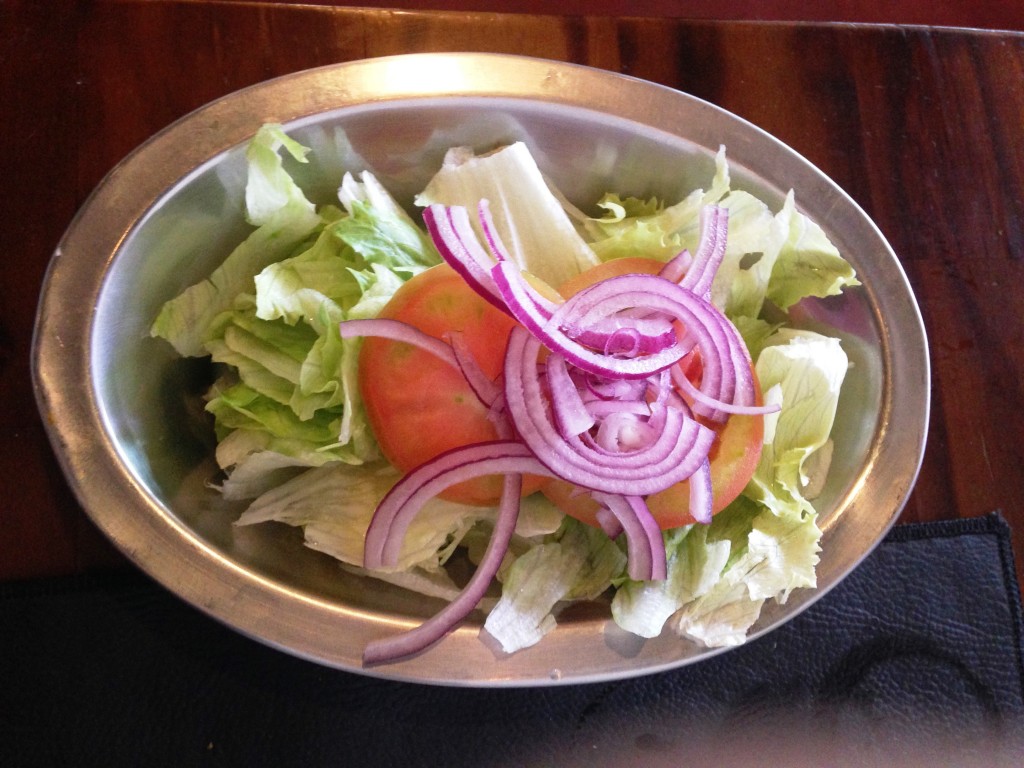 Para a entrada: saladinha com alface, tomate e cebola-roxa (Foto: Helena Galante)