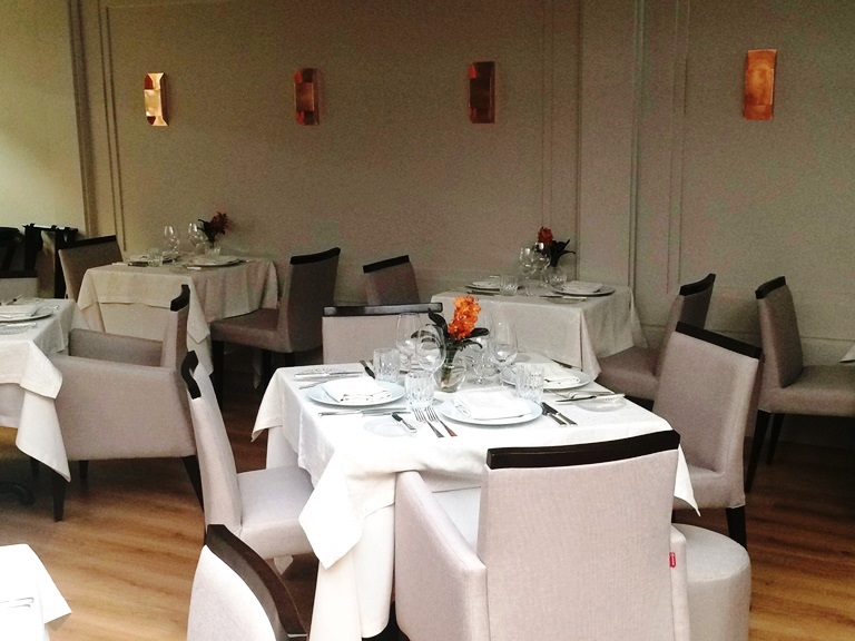 Novo salão: ornamentação clean e flores frescas sobre as mesas