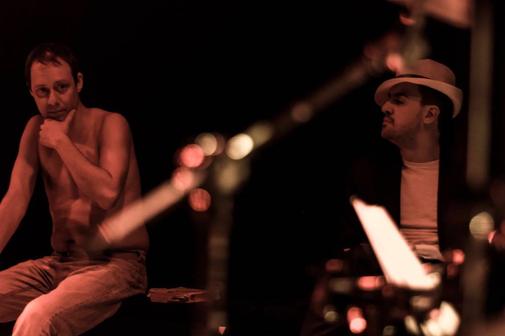 "O Pornosamba"; Marcelo Marcus Fonseca (Vinicius de Moraes) e Gustavo Oliveira (Noel Rosa - João Gilberto) F
