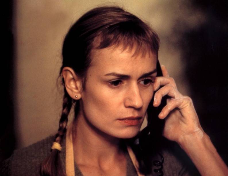 Sandrine Bonnaire em Mulheres Diabólicas: interpretação de uma empregada doméstica analfabeta rendeu prêmio no Festival de Veneza de 1995