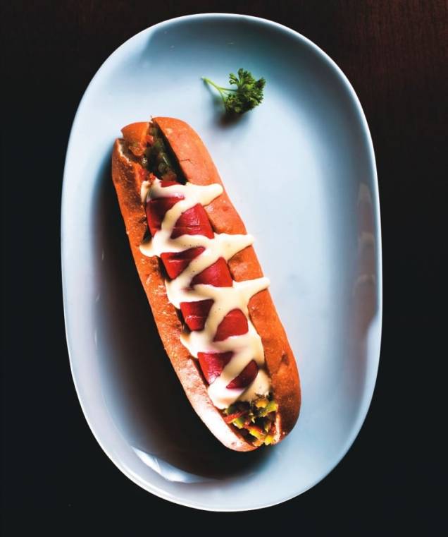 Hot-dog com cheddar e molho apimentado