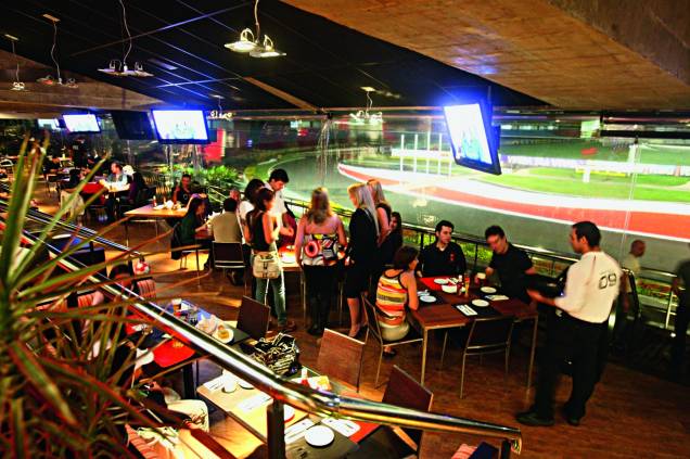 O salão avarandado do Santo Paulo Bar: a casa temática funciona no Estádio do Morumbi