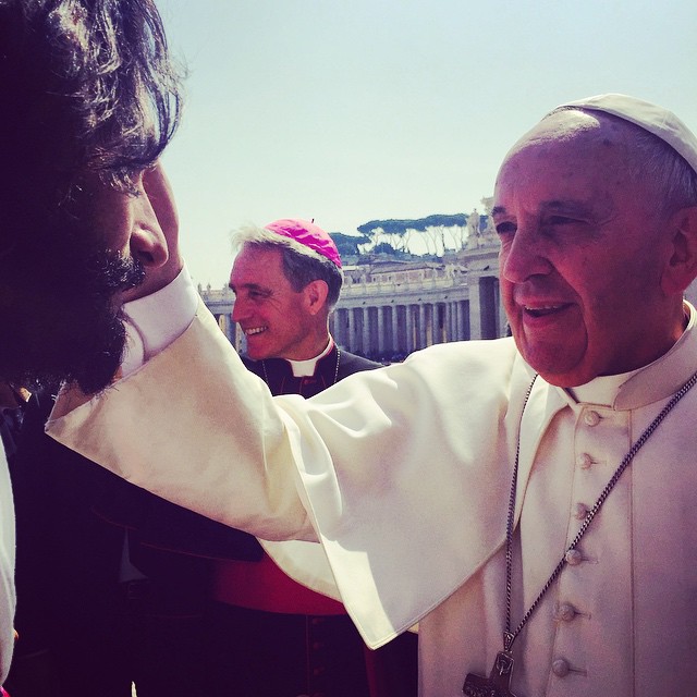 O Papa Francisco abençoa Santoro no Vaticano 