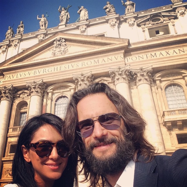 Nazarin e Santoro fazem uma selfie no Vaticano