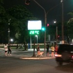 Termômetro na avenida da praia marca 28ºC em Santos por volta das 21h