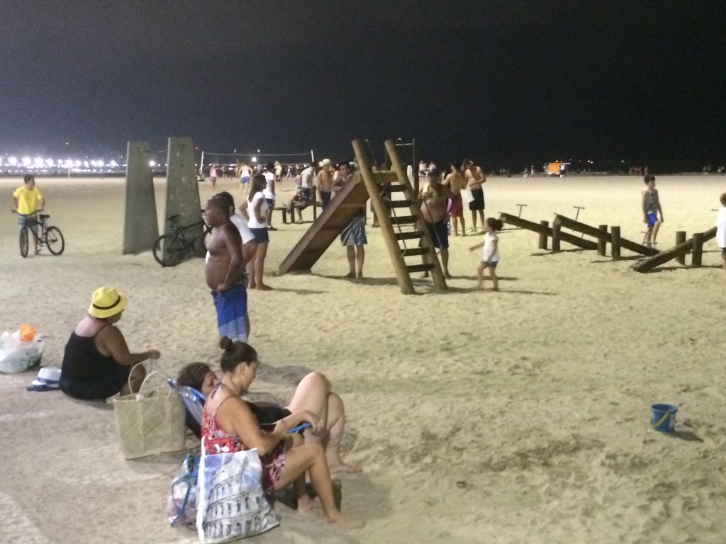 Acompanhada dos pais, crianças aproveitam para brincar na areia à noite (Foto: Fábio Lemos Lopes)