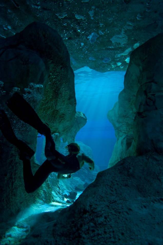 Aventura 3-D:  equipe de mergulhadores fica presa em caverna subaquática após tempestade