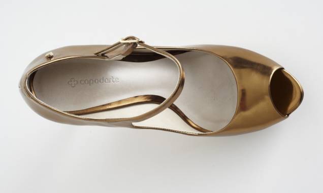 Sapato-boneca metalizado ouro velho, da Capodarte
