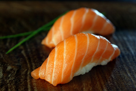 Sushi de salmão: uma das opções do combinado para viagem do SassáSushi (Foto: divulgação)