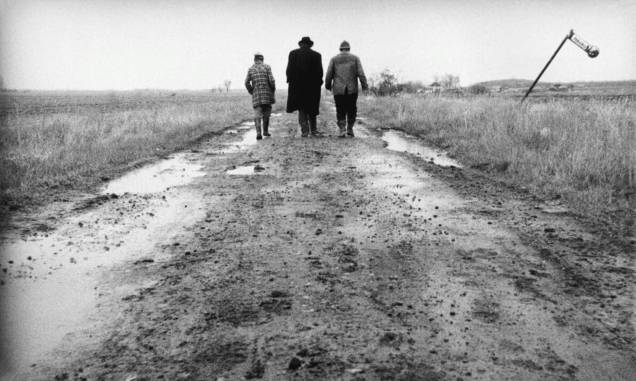 Satantango, de Béla Tarr: filme de 1994 mostra trabalhadores de uma fazenda às vésperas da queda do socialismo na Hungria Satantango, de Béla Tarr: filme de 1994 mostra trabalhadores de uma fazenda às vésperas da queda do socialismo na Hungria