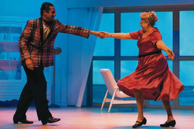 Dois para lá, dois para cá: Tuca Andrada e Suely Franco protagonizam a comédia Seis Aulas de Dança em Seis Semanas Dois para lá, dois para cá: Tuca Andrada e Suely Franco protagonizam a comédia Seis Aulas de Dança em Seis Semanas
