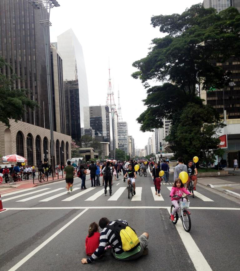 Tirar uma selfie sentado no meio da Avenida Paulista? Agora dá!
