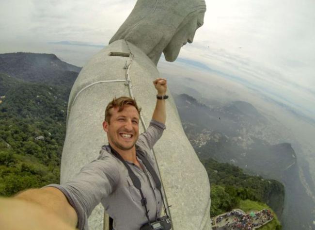 Inglês faz a primeira selfie na cabeça do Cristo Redentor