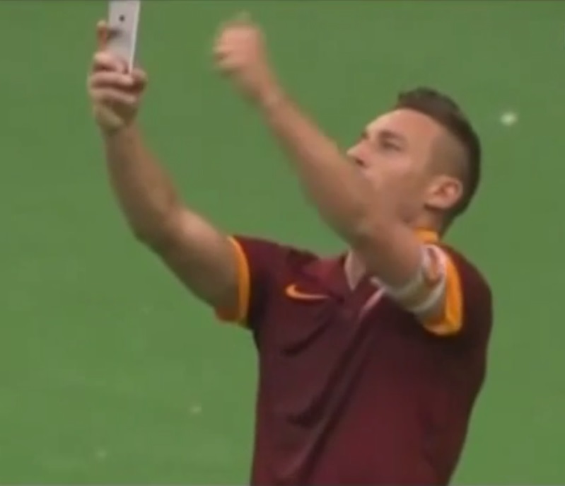 O craque Totti e a selfie dentro de campo
