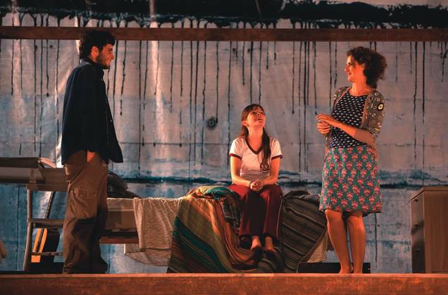 Conflitos tragicômicos de uma família: Kauê Telloli, Júlia Novaes e Denise Fraga estão no elenco de Sem Pensar Conflitos tragicômicos de uma família: Kauê Telloli, Júlia Novaes e Denise Fraga estão no elenco de Sem Pensar