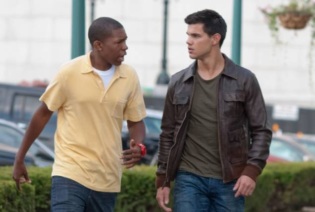 Sem Saída: Taylor Lautner interpreta um jovem que tenta descobrir sua verdadeira identidade Sem Saída: Taylor Lautner interpreta um jovem que tenta descobrir sua verdadeira identidade
