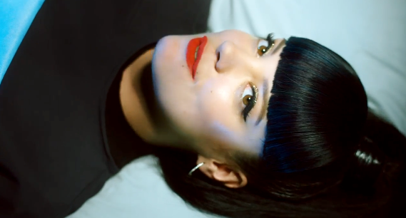 Lily Allen tira sarro da indústria musical no clipe de ‘Hard Out Here’; assista
