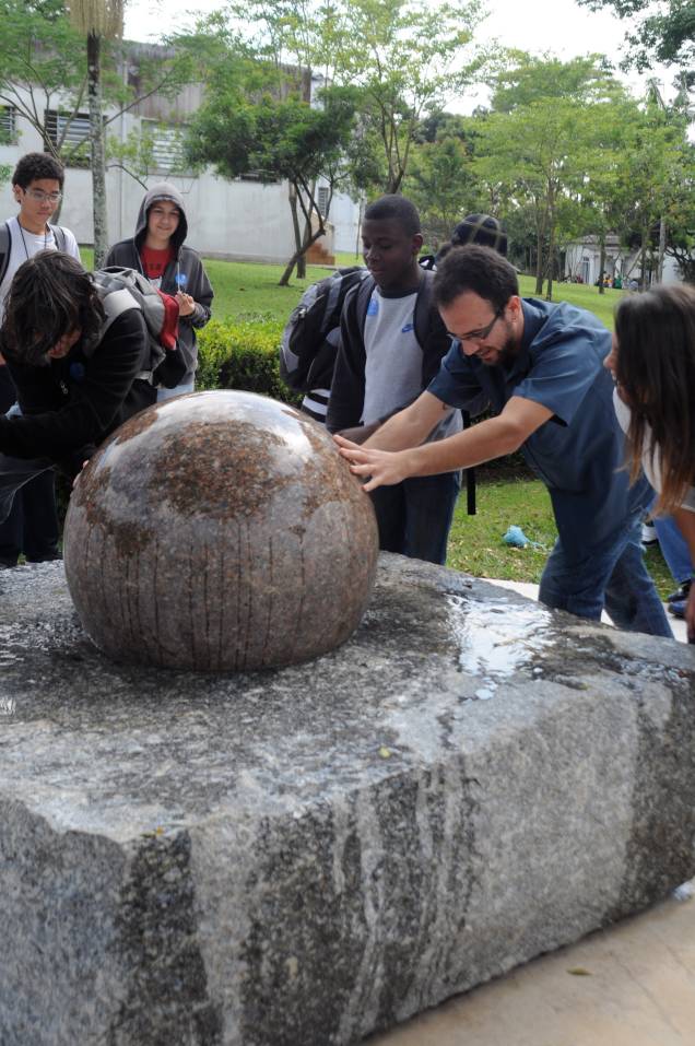 Desafiando a física: crianças e adultos participam dos experimentos Desafiando a física: crianças e adultos participam dos experimentos