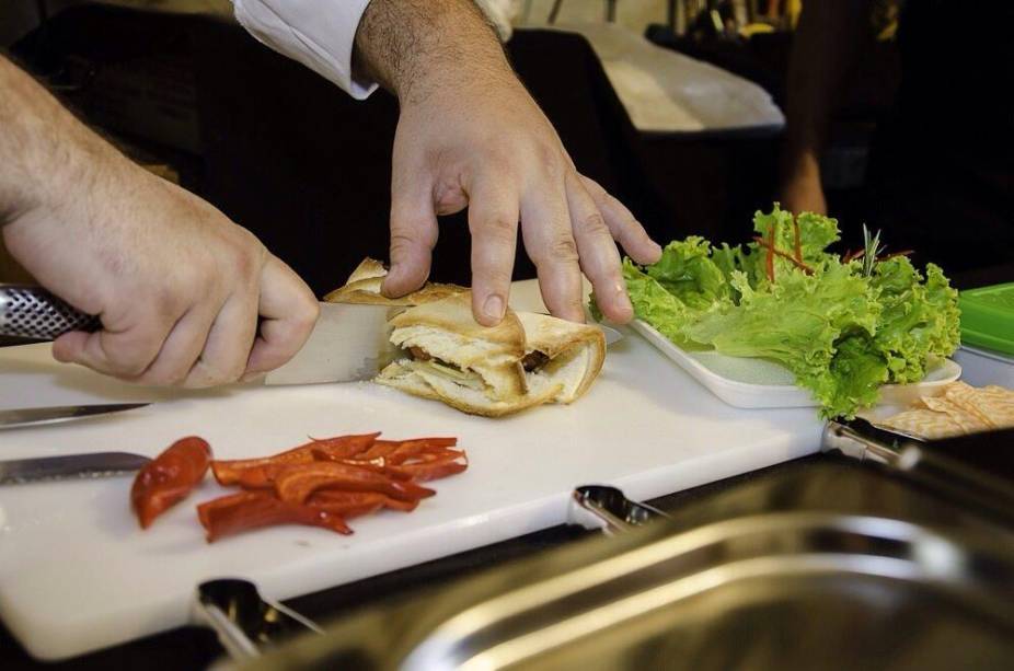 	Semi Deus: lanches no pão folha 