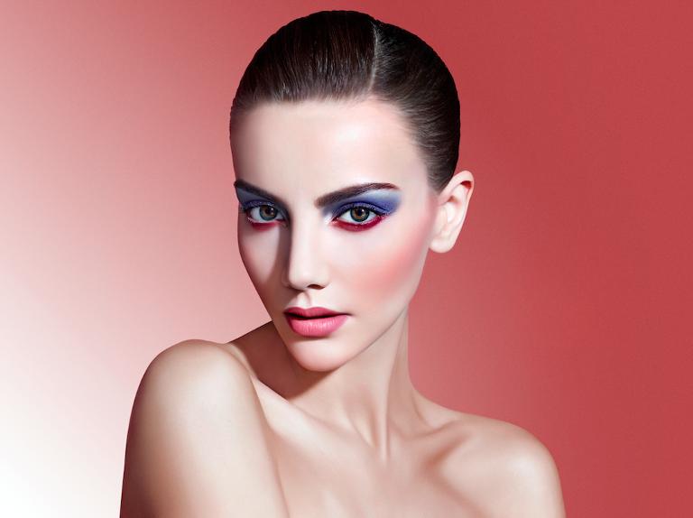 A Sephora lança todos os anos catálogo de maquiagens baseado na cor eleita pela Pantone e mostra as cores em makes reais! (Foto: Sephora)